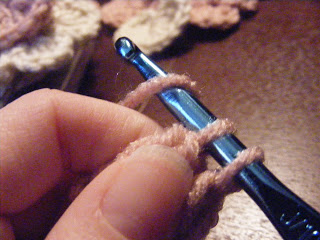  How to crochet a heart & make an easy bookmark