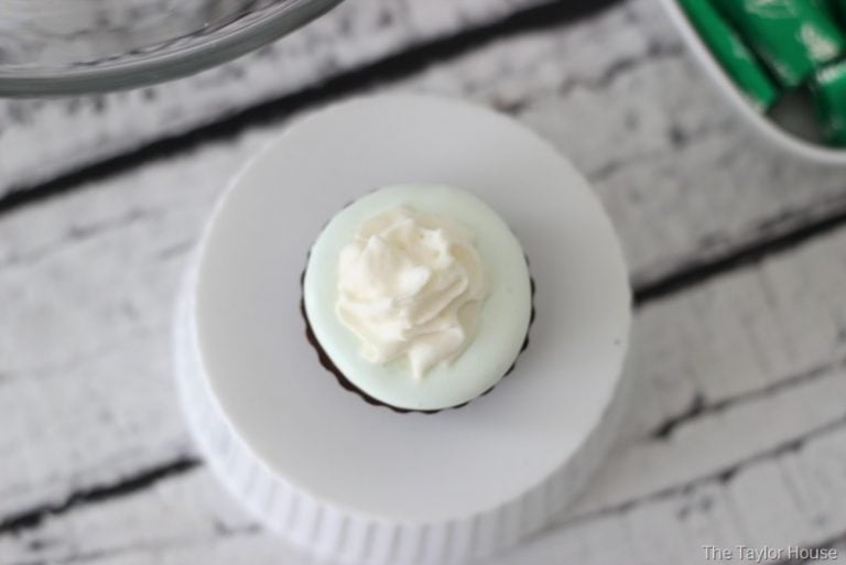 Mini Grasshopper Pie {Plus 12 Mini Pie Recipes}