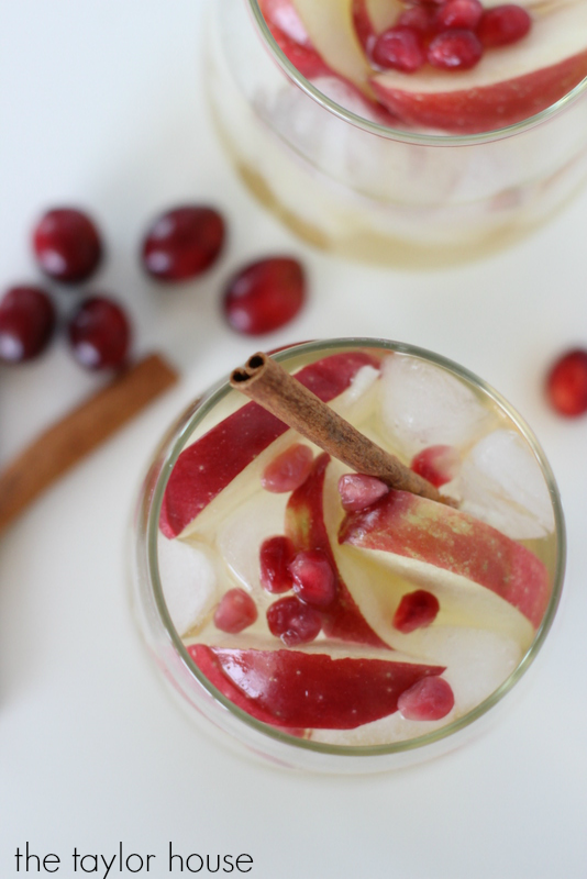 Apple Cinnamon Sangria, Holiday Drink Ideas, Holiday Drink Recipes, Apple Sangria