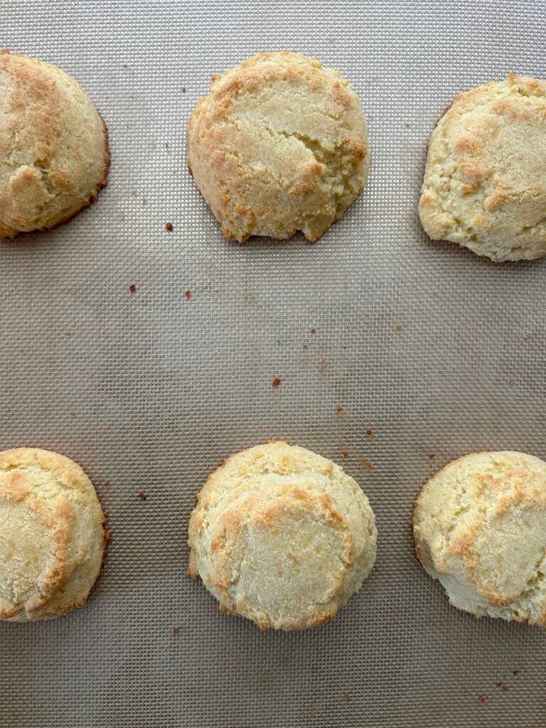 Gluten-Free Cheesy Biscuits (Fluffy, Savory & So Easy!)